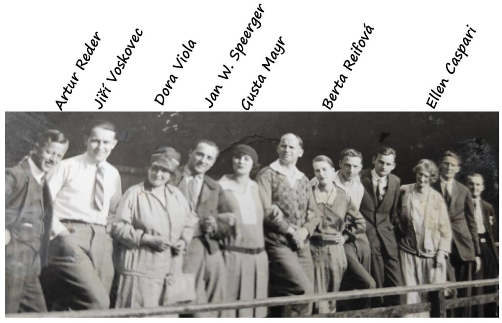 Dcerušky paní Petersenové z&nbsp;roku 1927- pracovní