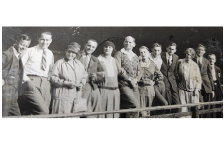 Jiří Voskovec a další herci a tvůci ve filmu Dcerušky paní Petersenové z roku 1927