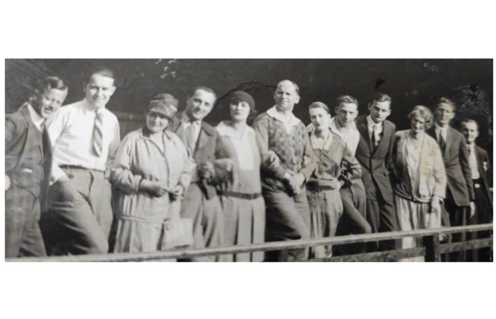 Jiří Voskovec a další herci a tvůci ve filmu Dcerušky paní Petersenové z roku 1927